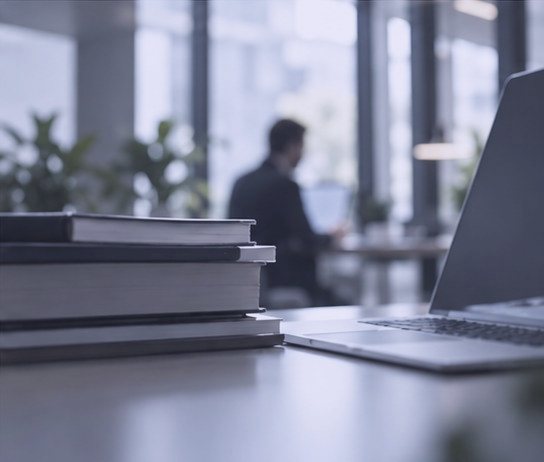 Bücher und Laptop auf einem Tisch